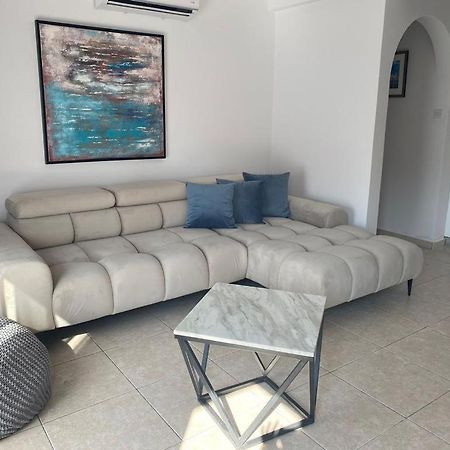 Central Pool-Side 2 Bedroom Apartment In Paphos Exterior photo