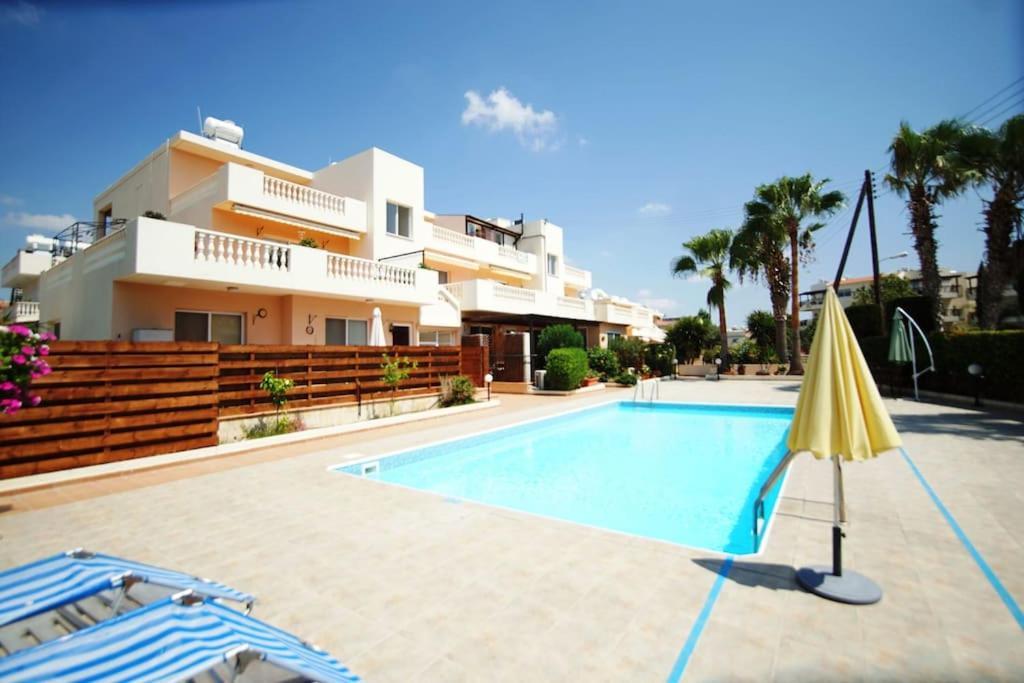 Central Pool-Side 2 Bedroom Apartment In Paphos Exterior photo