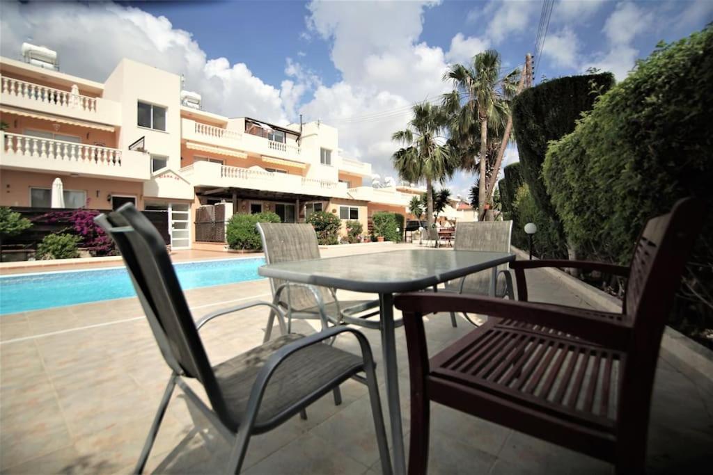 Central Pool-Side 2 Bedroom Apartment In Paphos Exterior photo