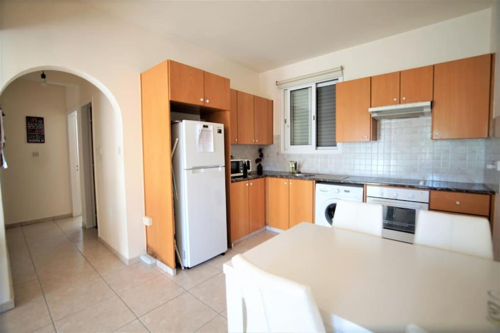 Central Pool-Side 2 Bedroom Apartment In Paphos Exterior photo