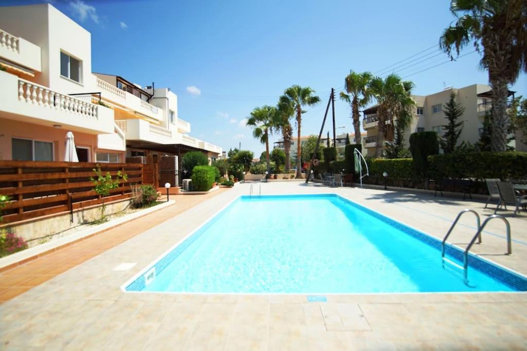 Central Pool-Side 2 Bedroom Apartment In Paphos Exterior photo