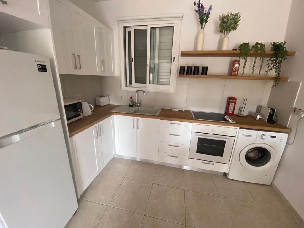 Central Pool-Side 2 Bedroom Apartment In Paphos Exterior photo