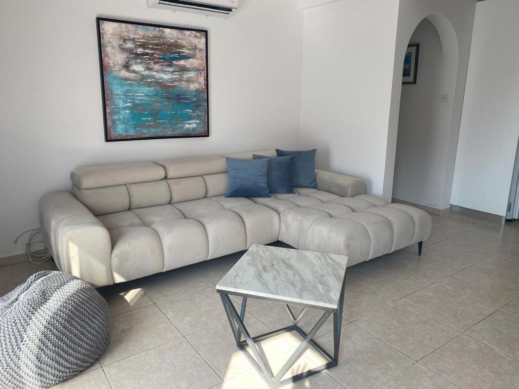 Central Pool-Side 2 Bedroom Apartment In Paphos Exterior photo