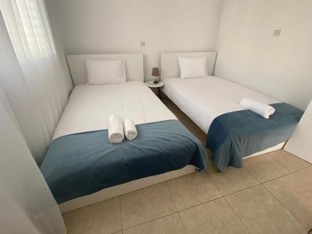 Central Pool-Side 2 Bedroom Apartment In Paphos Exterior photo
