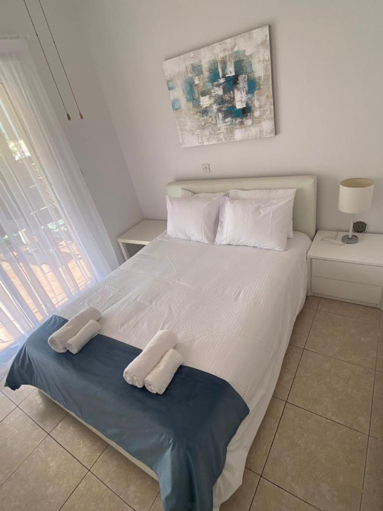 Central Pool-Side 2 Bedroom Apartment In Paphos Exterior photo