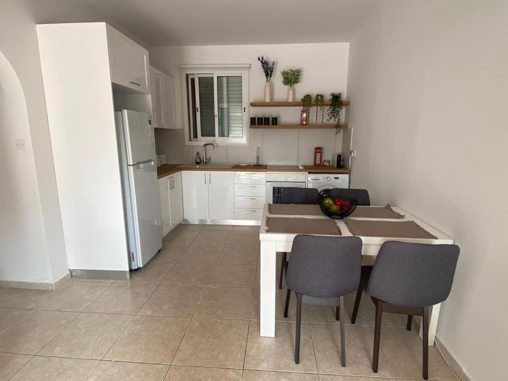 Central Pool-Side 2 Bedroom Apartment In Paphos Exterior photo